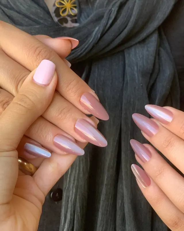Pink chrome gel polish