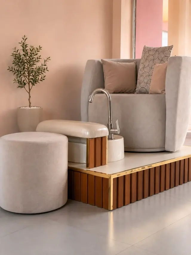 Pedicure chair in the salon